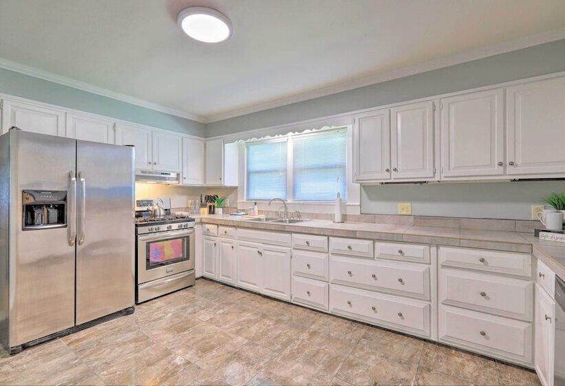 Cozy Jonesboro Abode W/ Yard   18 Mi To Dtwn!