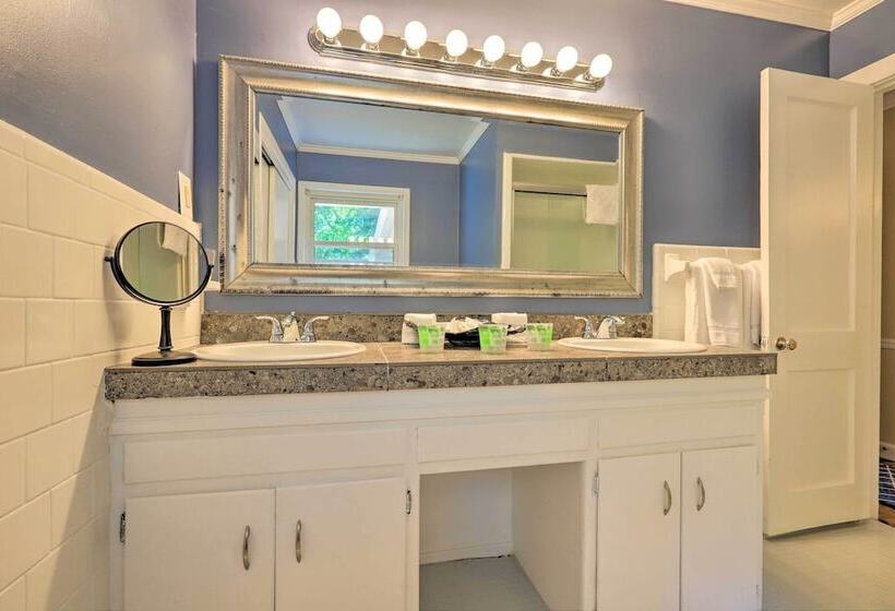 Cozy Jonesboro Abode W/ Yard   18 Mi To Dtwn!