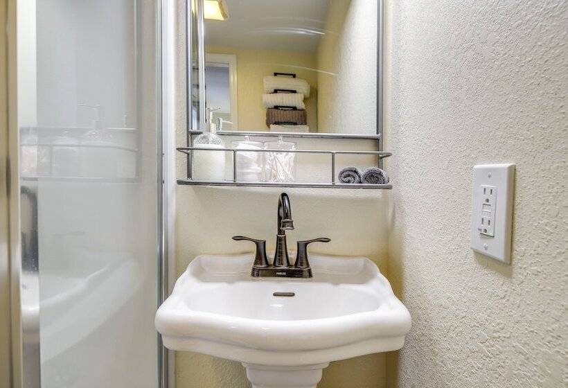 Cozy Knoxville Cottage W/ Deck, Grill, Fire Pit!