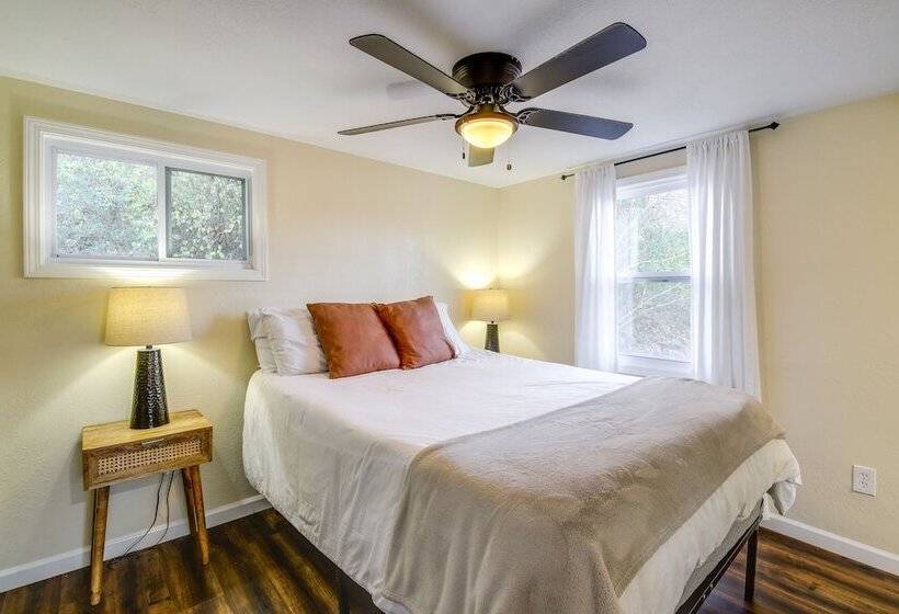 Cozy Knoxville Cottage W/ Deck, Grill, Fire Pit!