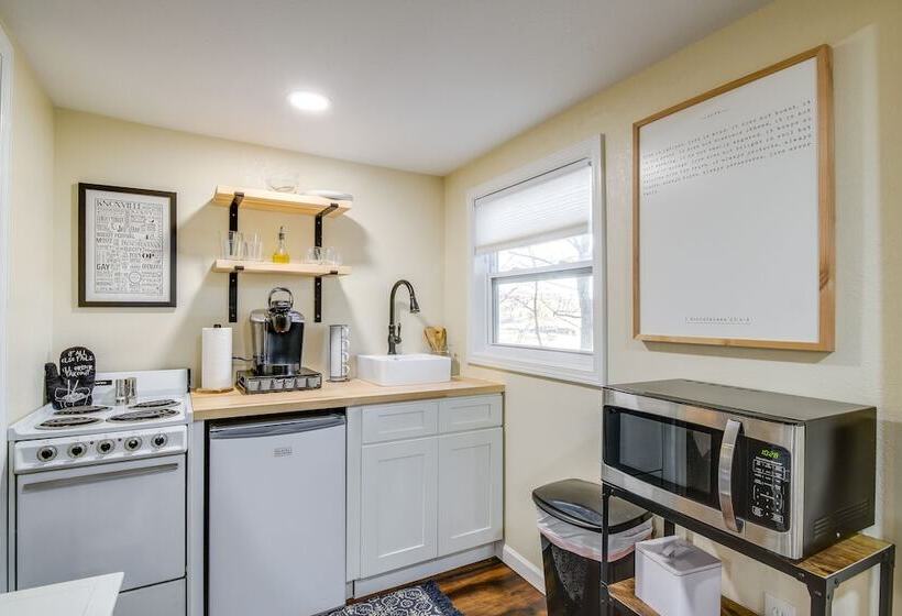 Cozy Knoxville Cottage W/ Deck, Grill, Fire Pit!