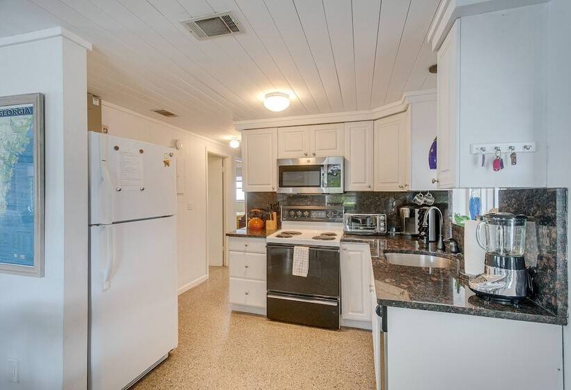 Cozy St Simons Island Cottage Close To Beaches!