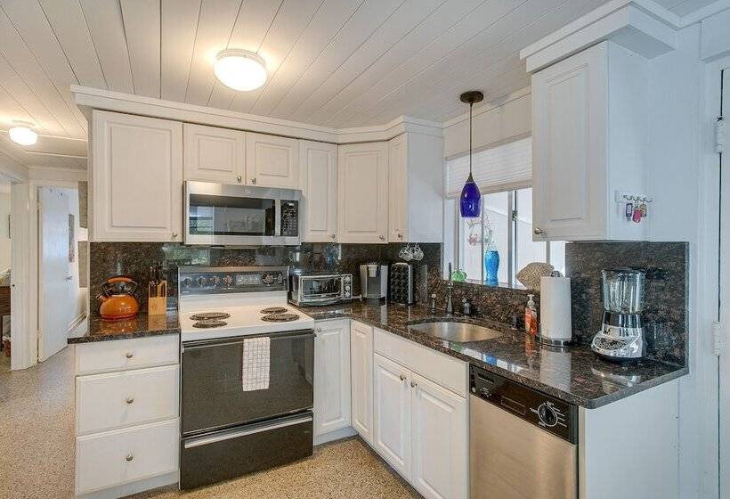 Cozy St Simons Island Cottage Close To Beaches!