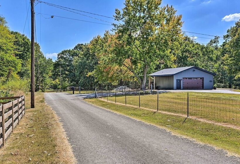 Cozy Tennessee Country Retreat On 5 Acres!