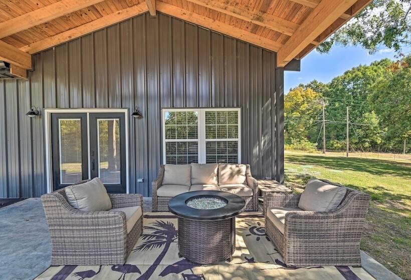 Cozy Tennessee Country Retreat On 5 Acres!