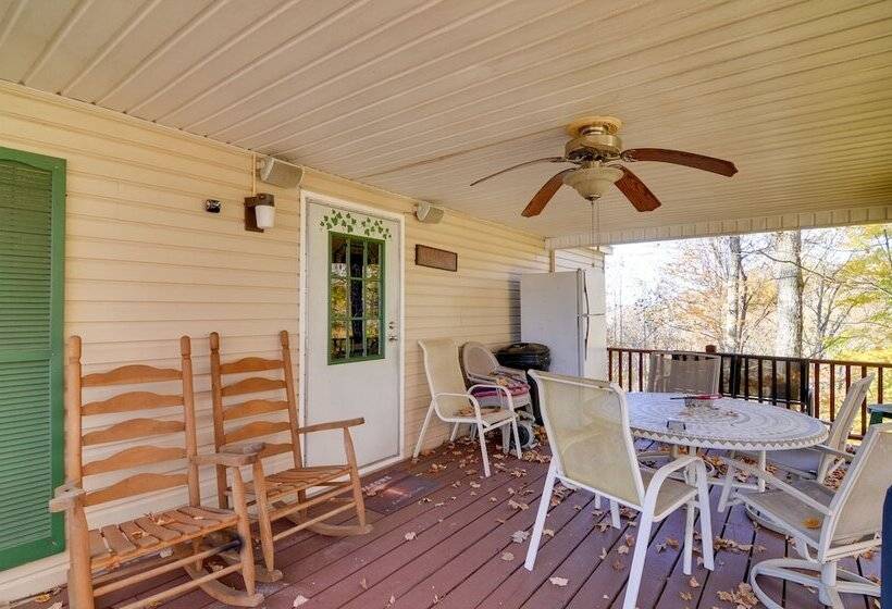 Cozy Tennessee Escape W/ Porch, Grill & Fire Pit!