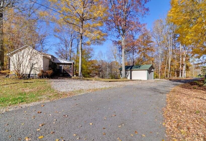 Cozy Tennessee Escape W/ Porch, Grill & Fire Pit!