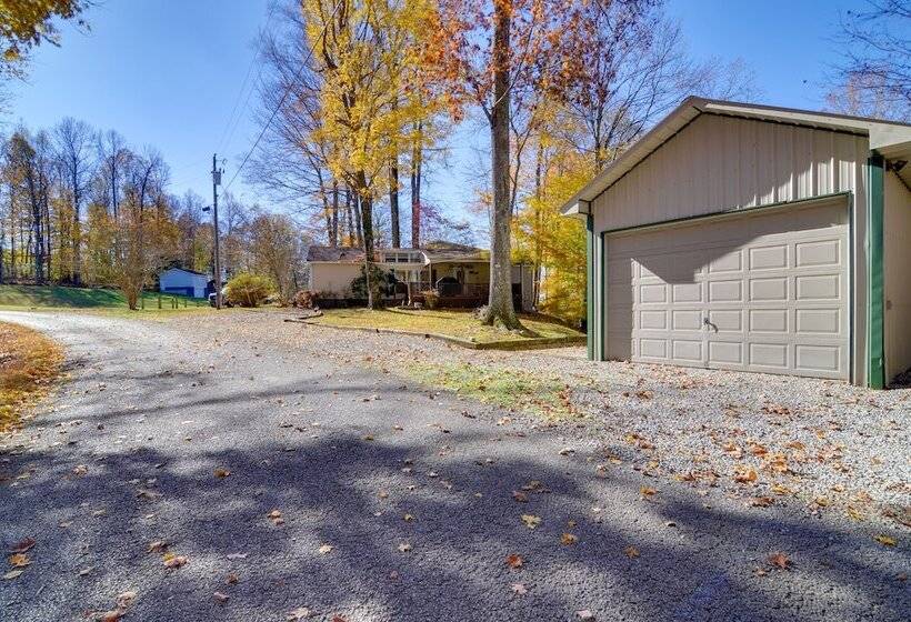 Cozy Tennessee Escape W/ Porch, Grill & Fire Pit!