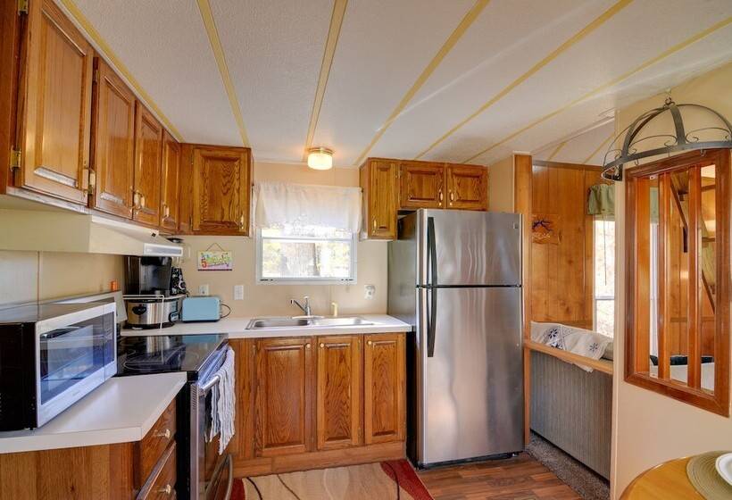 Cozy Tennessee Escape W/ Porch, Grill & Fire Pit!