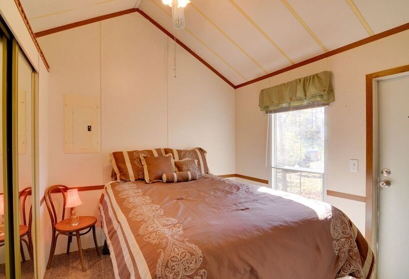 Cozy Tennessee Escape W/ Porch, Grill & Fire Pit!