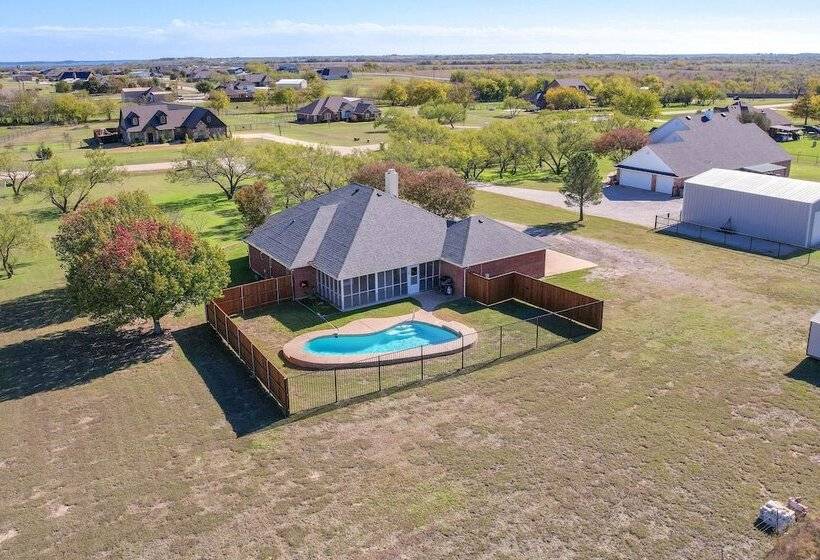 9 Mi To Ray Roberts Lake: Texas Retreat W/ Pool