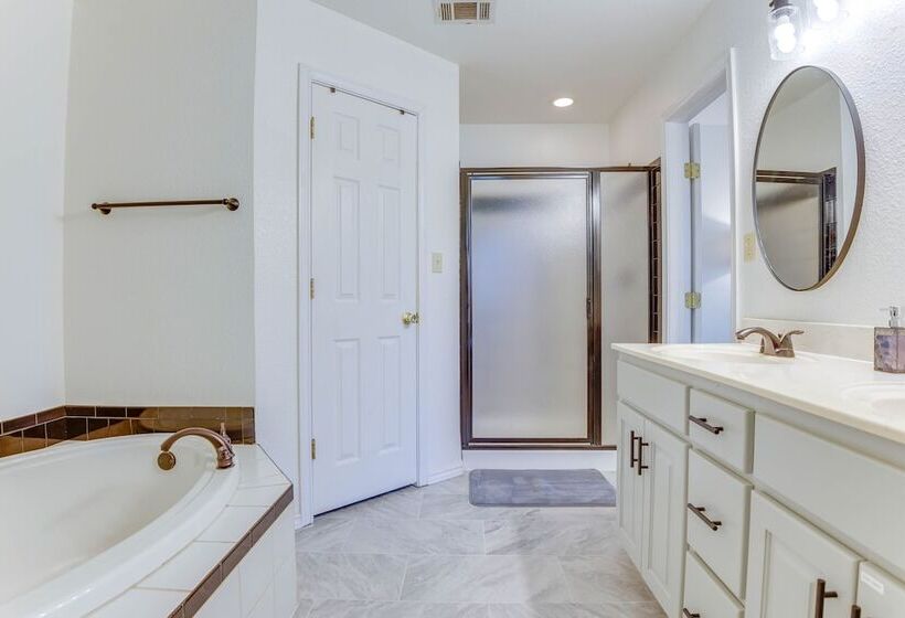 9 Mi To Ray Roberts Lake: Texas Retreat W/ Pool