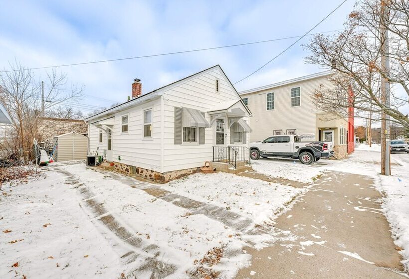 Cozy Wausau Home W/ Fireplace & Hot Tub Access