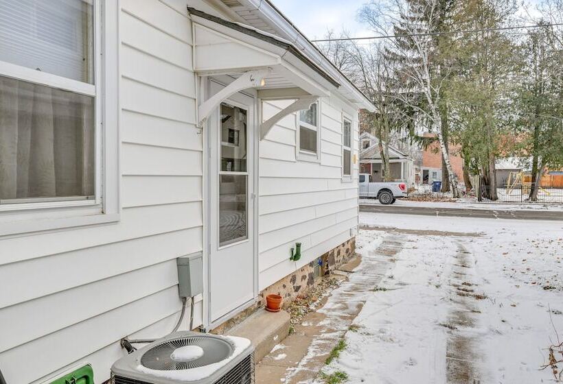 Cozy Wausau Home W/ Fireplace & Hot Tub Access