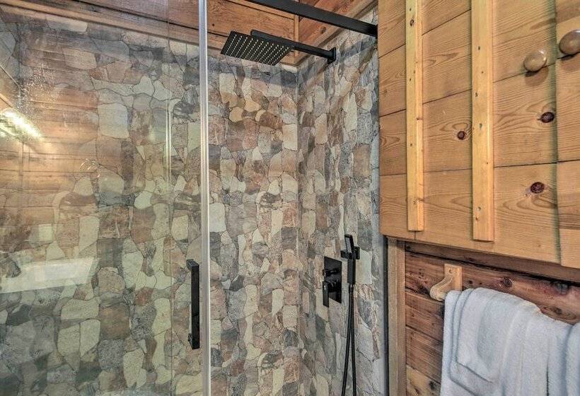 Deer Haven  Cabin: 5 Mi To Dtwn Blue Ridge!