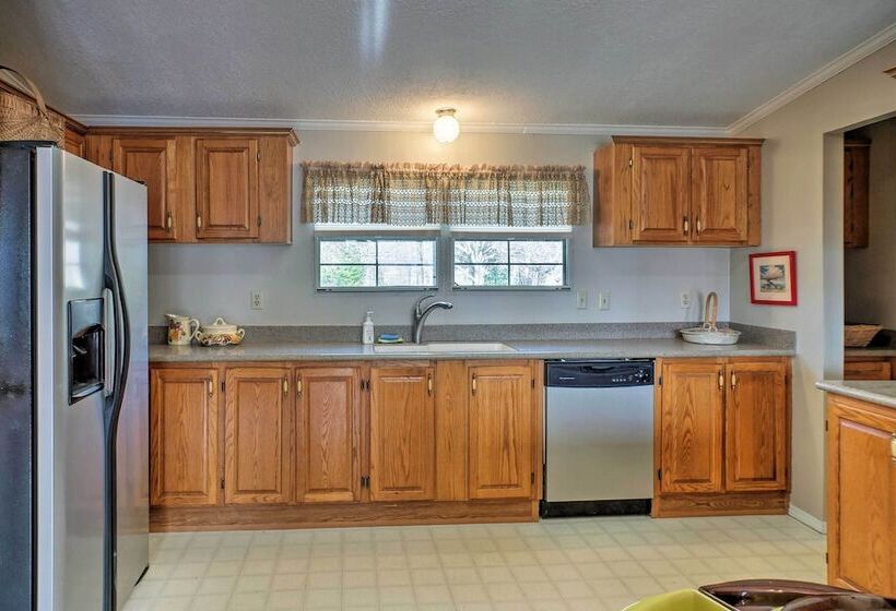 Dog Friendly Georgia Home W/ Grill & Fishing Pond!