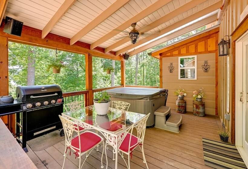 Near Main Street W/ Hot Tub: Retreat In Hiawassee!