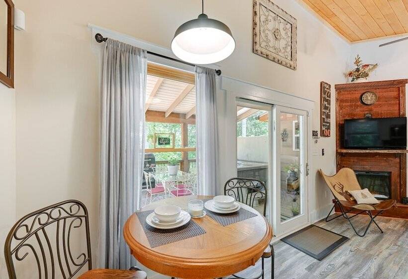 Near Main Street W/ Hot Tub: Retreat In Hiawassee!
