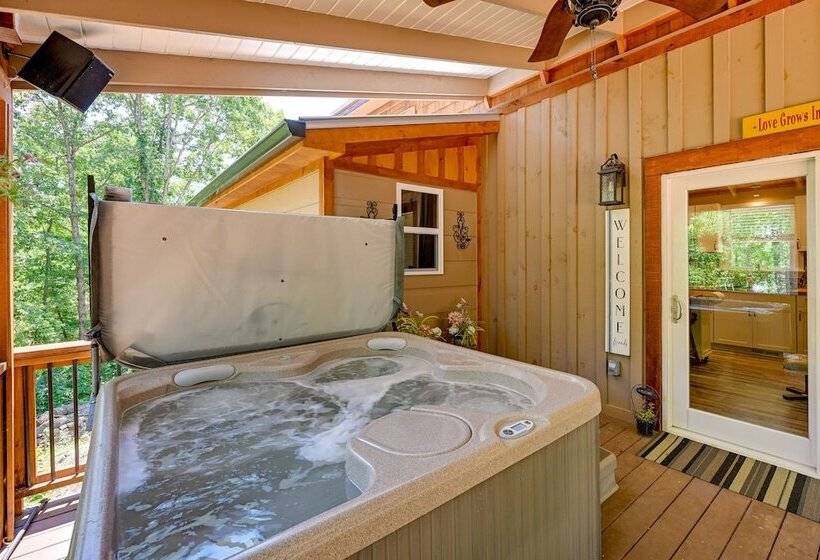 Near Main Street W/ Hot Tub: Retreat In Hiawassee!