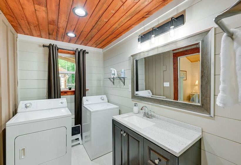 Near Main Street W/ Hot Tub: Retreat In Hiawassee!