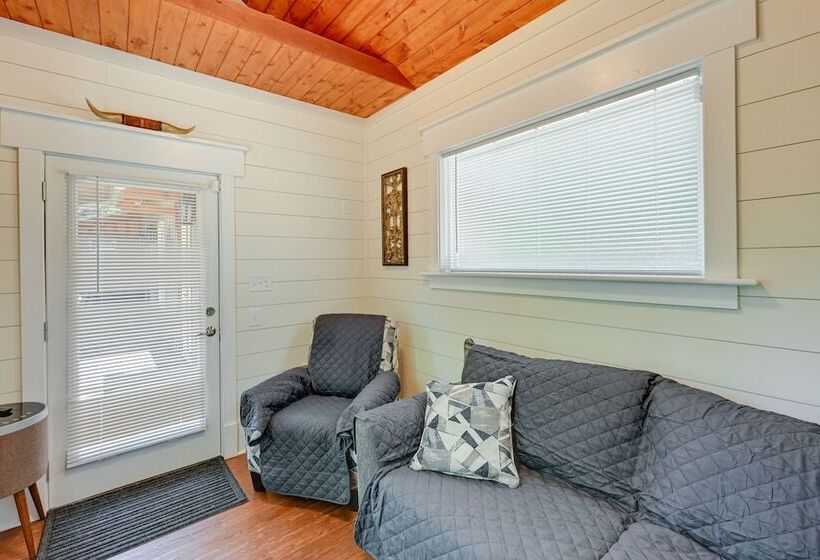 Near Main Street W/ Hot Tub: Retreat In Hiawassee!