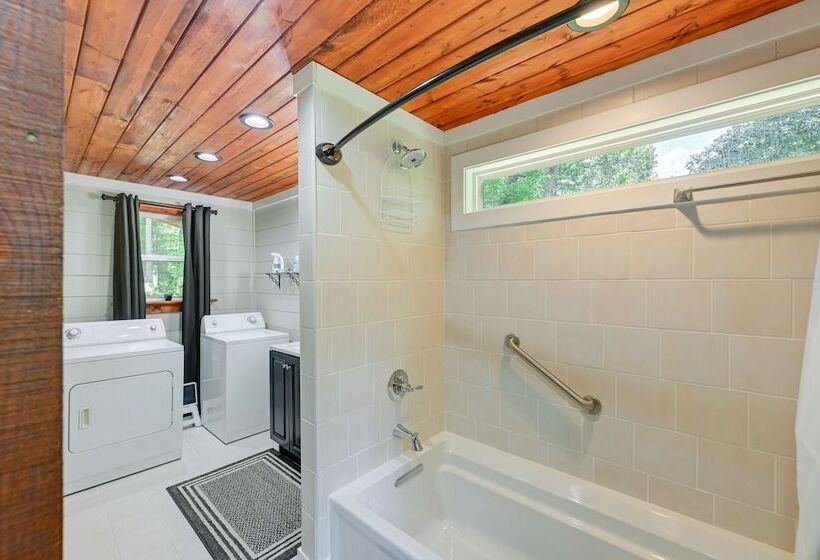 Near Main Street W/ Hot Tub: Retreat In Hiawassee!