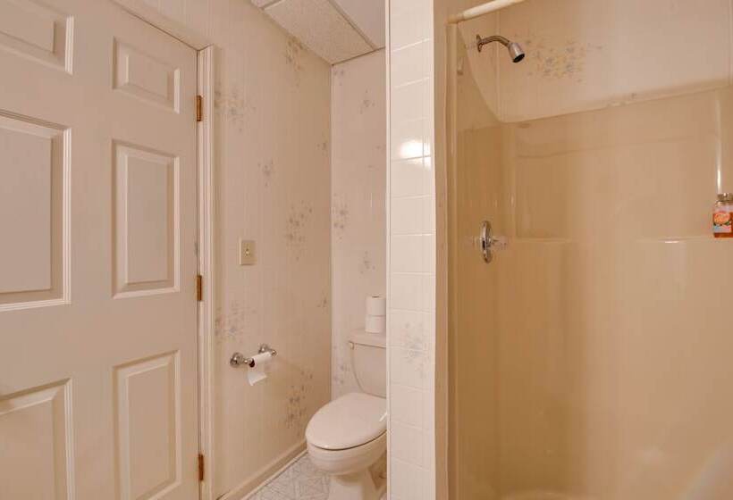 Douglasville Lake Home W/ Private Pool + Gazebo!