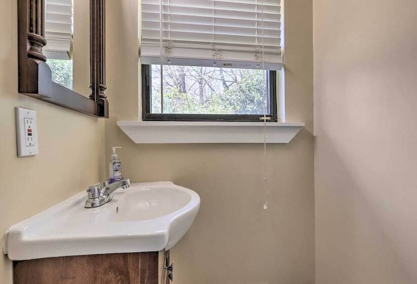 Douglasville Retreat W/ Deck, Dogs Welcome!