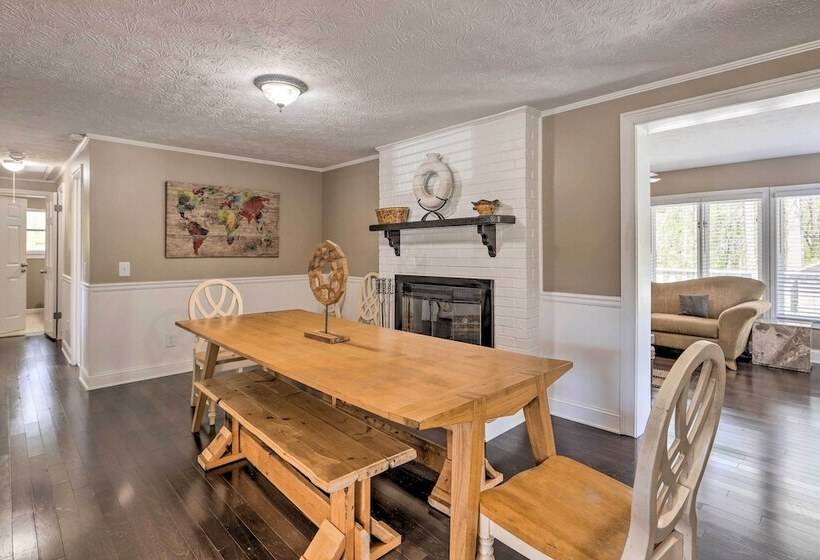 Douglasville Retreat W/ Deck, Dogs Welcome!