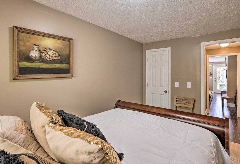 Douglasville Retreat W/ Deck, Dogs Welcome!