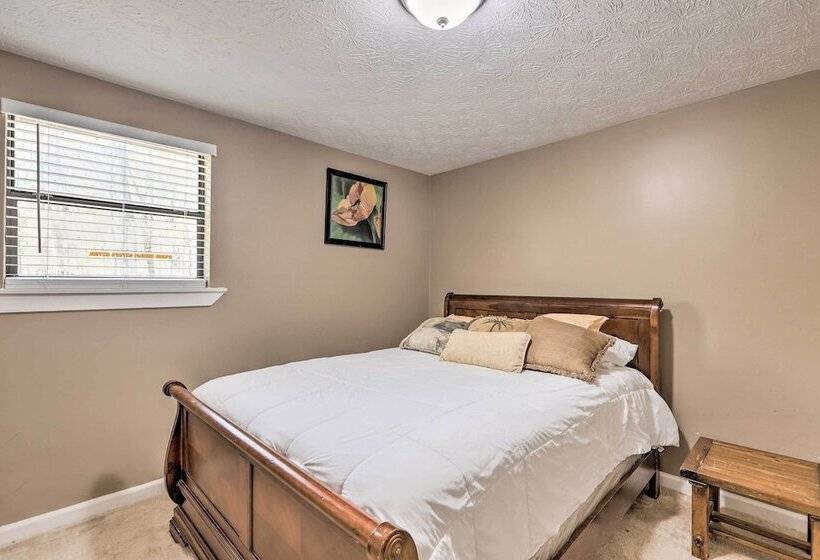 Douglasville Retreat W/ Deck, Dogs Welcome!