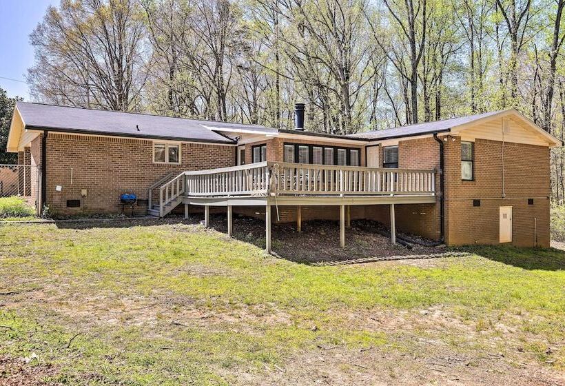 Douglasville Retreat W/ Deck, Dogs Welcome!