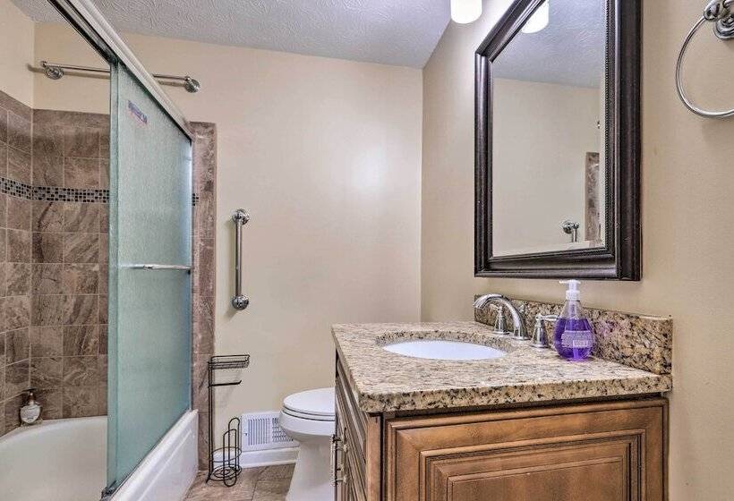 Douglasville Retreat W/ Deck, Dogs Welcome!