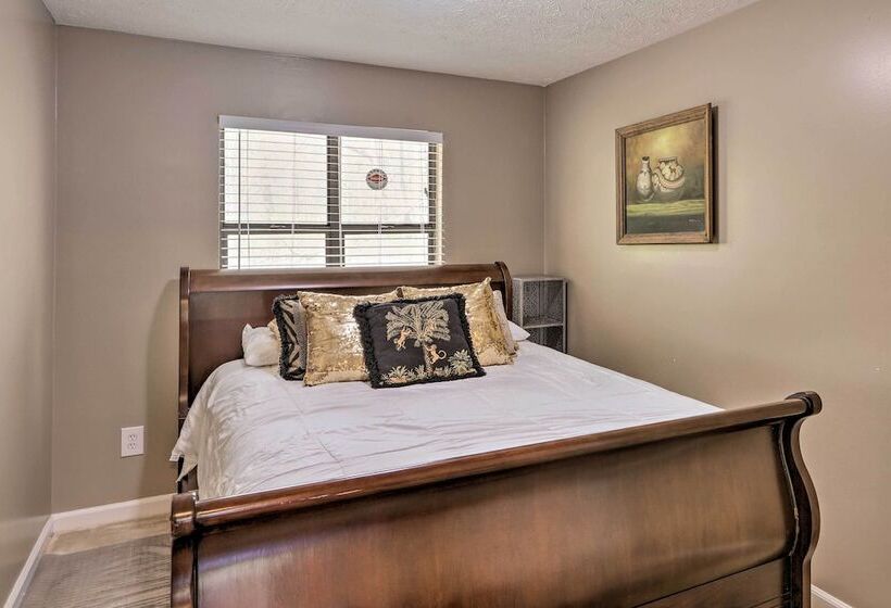 Douglasville Retreat W/ Deck, Dogs Welcome!