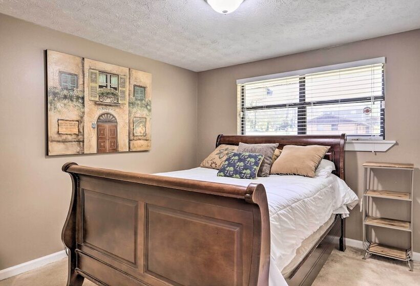 Douglasville Retreat W/ Deck, Dogs Welcome!