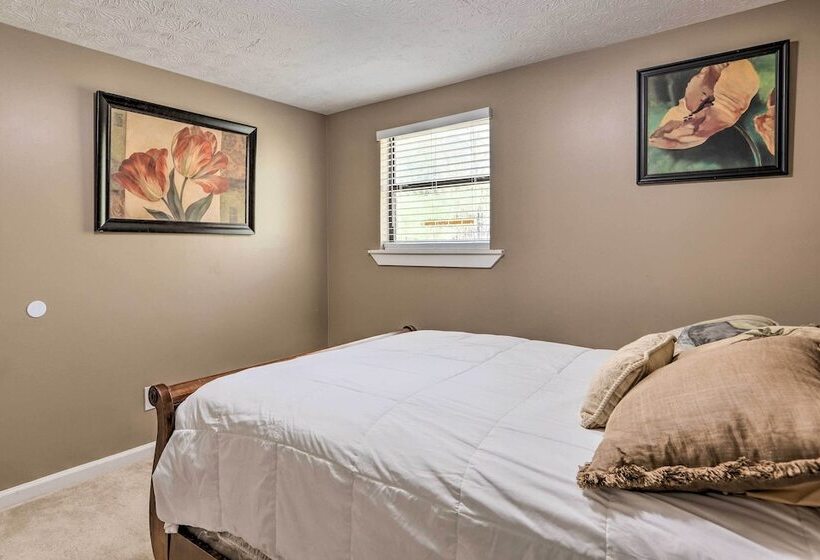 Douglasville Retreat W/ Deck, Dogs Welcome!