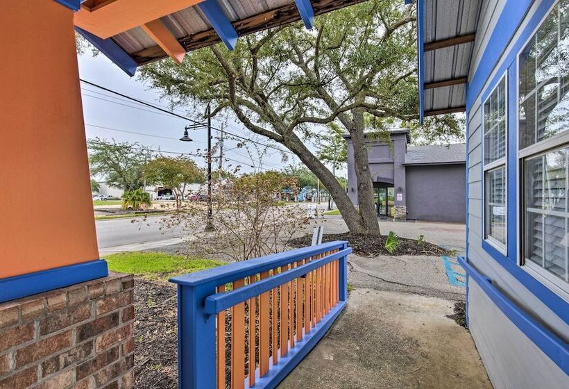 Downtown Ocean Springs Duplex W/ A/c 1 Mi To Beach