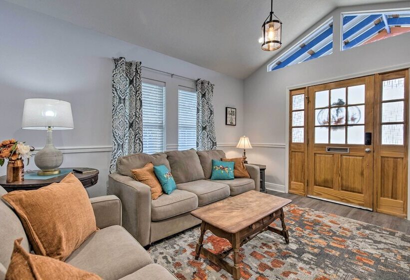 Downtown Ocean Springs Duplex W/ A/c 1 Mi To Beach