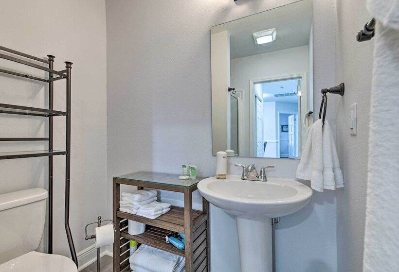 Downtown Ocean Springs Duplex W/ A/c 1 Mi To Beach