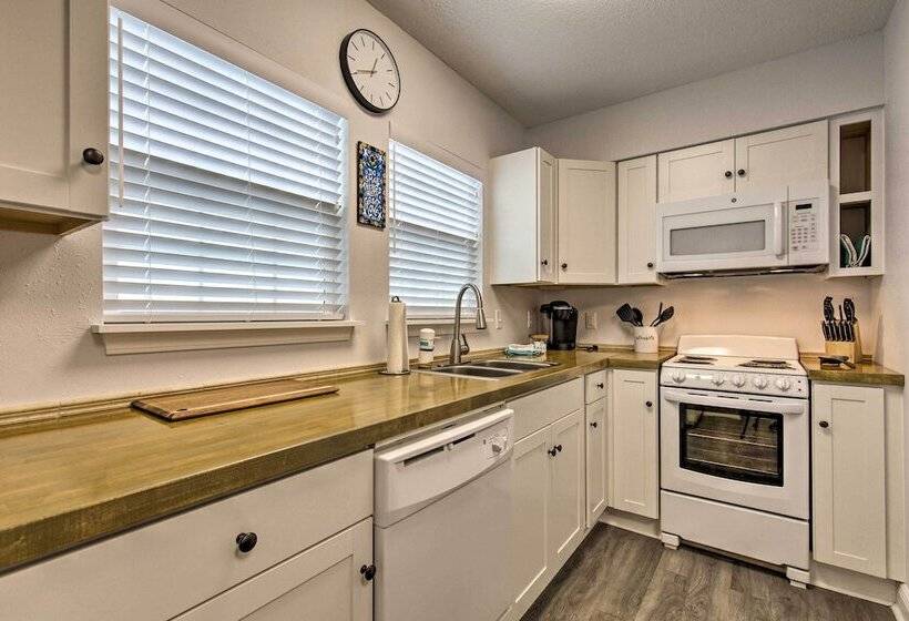 Downtown Ocean Springs Duplex W/ A/c 1 Mi To Beach