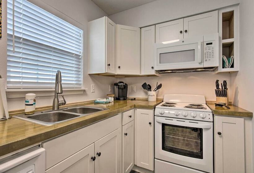 Downtown Ocean Springs Duplex W/ A/c 1 Mi To Beach