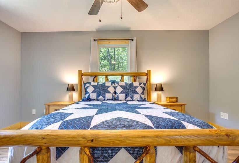 Dreamy Dahlonega Cabin W/ Deck & Fireplace!