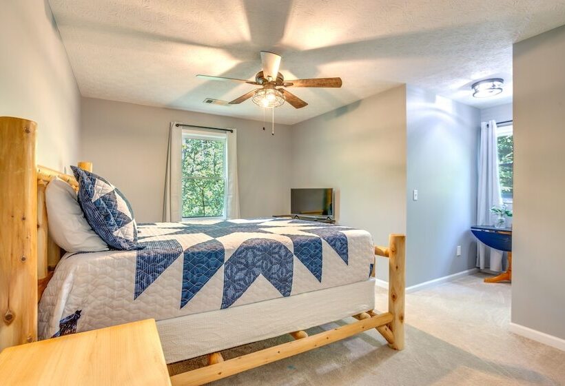 Dreamy Dahlonega Cabin W/ Deck & Fireplace!