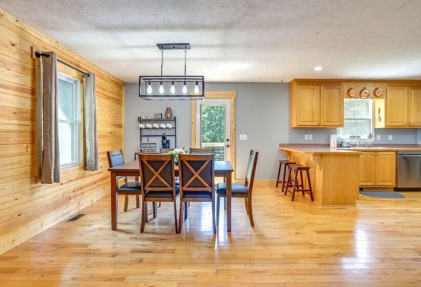 Dreamy Dahlonega Cabin W/ Deck & Fireplace!