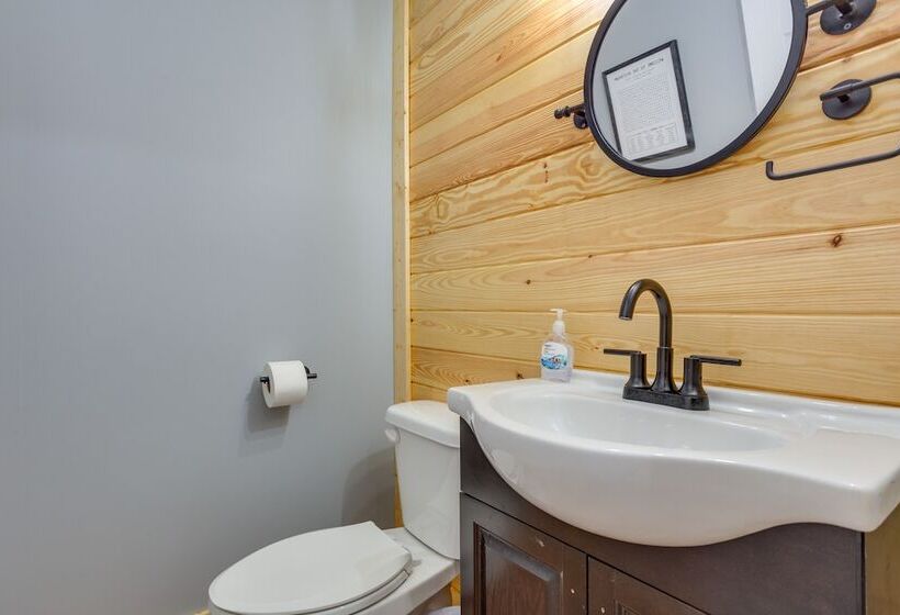 Dreamy Dahlonega Cabin W/ Deck & Fireplace!