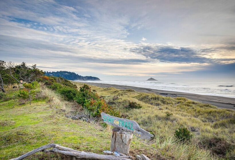The Lighthouse: 3 Acre Port Orford Oceanfront Home