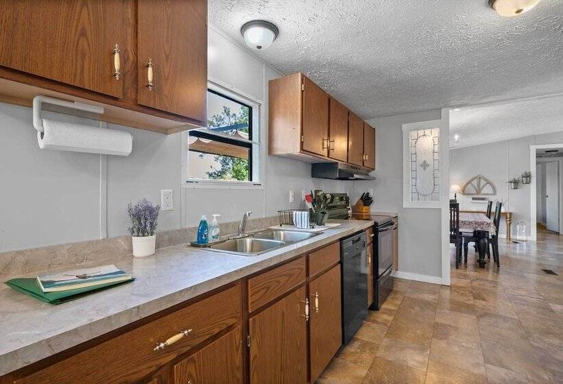 Eatonton Home W/ Dock & Lake Sinclair Views!