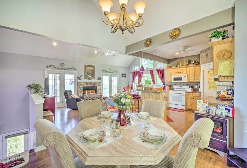 Eclectic Ranger Home W/ Mtn Views + Hot Tub!