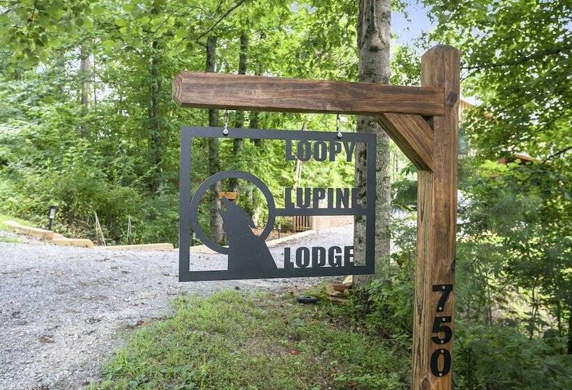 Creekside Cabin W/ Hot Tub, Mtn Views & More!