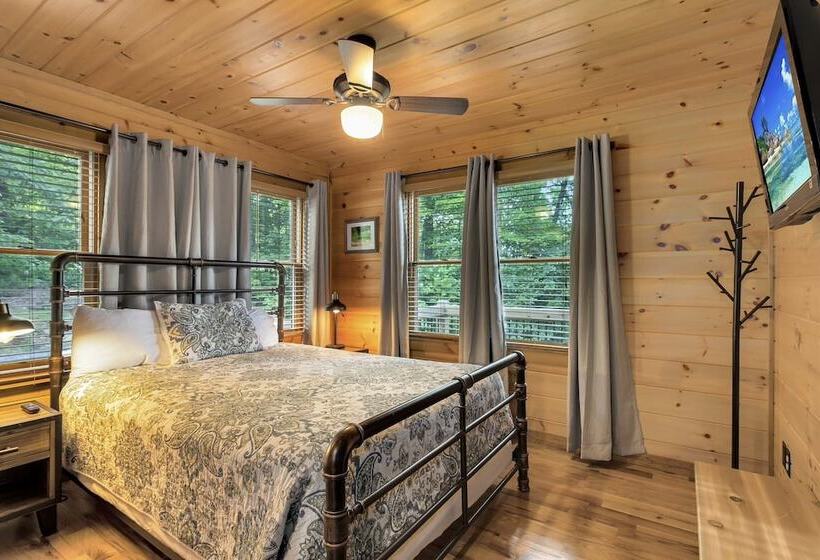 Creekside Cabin W/ Hot Tub, Mtn Views & More!
